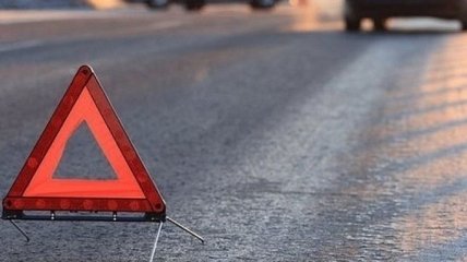 В Одессе "Жигули" снесли остановку и дорожный знак