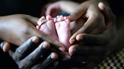 Первые дни жизни малыша: как встречают новорожденных в разных уголках Земли
