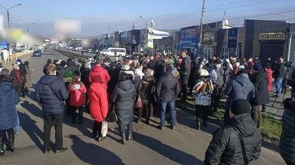 У Чернівцях протестувальники проти карантину блокували проїзд (фото і відео)