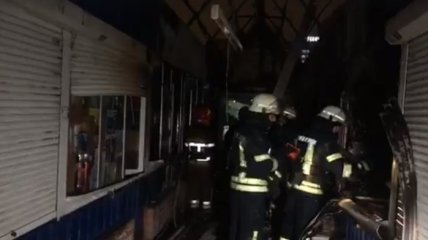 В Киеве на рынке спасатели ликвидировали пожар (Видео)