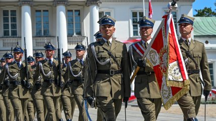 Польська армія виглядає гарно, але тільки на парадах