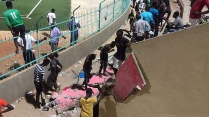 В результате давки на стадионе в Дакаре упала стена, есть погибшие