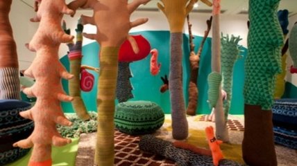 Вязаное двухметровое дерево с игрушками (ФОТО)