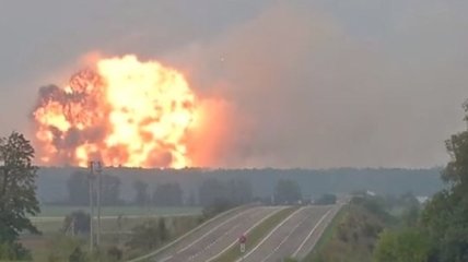 Столб пламени и дыма: новое видео мощнейших взрывов под Винницей