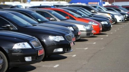 Українці отримали право на безмитне ввезення машин