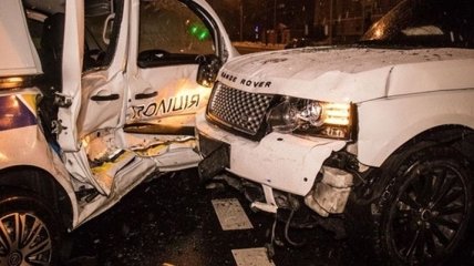 В Киеве внедорожник протаранил патрульное авто, пострадали полицейские