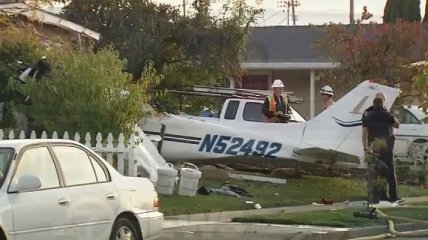 Легкомоторный самолет упал на дом в США, есть пострадавшие