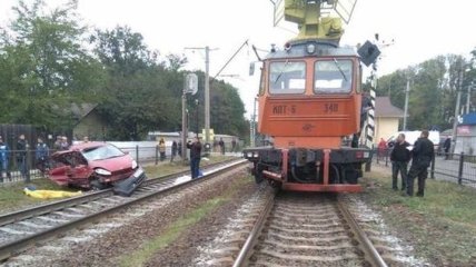 В Киевской области поезд сбил автомобиль, погиб человек 