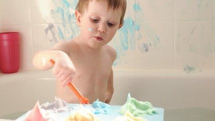 Рисуем в ванной папиной пеной для бритья (ФОТО)