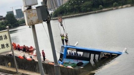 Потерял управление и съехал с моста: в Китае автобус со студентами упал в озеро (Видео)