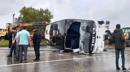 В Турции перевернулся пассажирский автобус: есть погибший и десятки пострадавших
