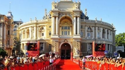 Украинские и зарубежные звезды прошлись по красной дорожке ОМКФ-2018 