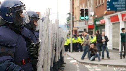 Более 26 полицейских пострадали в результате беспорядков в Белфаст
