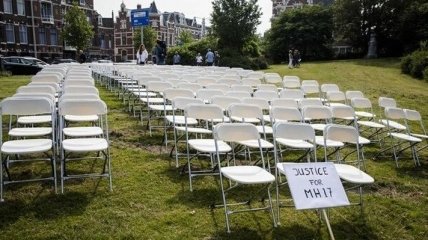 Родственники жертв МН17 устроили тихий протест под посольством РФ в Гааге