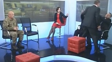Очередная драка нардепов: Барна и Левченко подрались в прямом эфире (Видео)