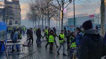 "Желтые жилеты": в Ренне не обошлось без слезоточивого газ и шумовых гранат