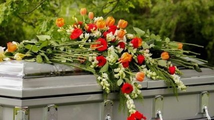 Похорони не виходячи з машини: влада Нідерландів запровадила послугу “Похорон Drive”