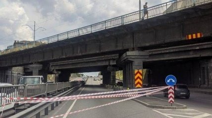 В Киеве обвалилась часть моста и рухнула на авто: проспект Победы встал в пробке (фото, видео)