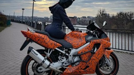 Анна Череватова на своєму мотоциклі