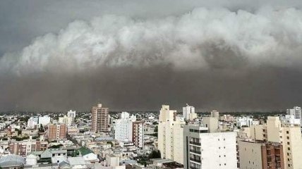 День превратился в ночь: Аргентину накрыла аномальная песчаная буря (Видео)