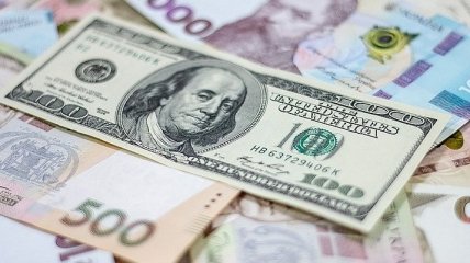 Доллар и евро подешевели перед выходными: свежий курс валют