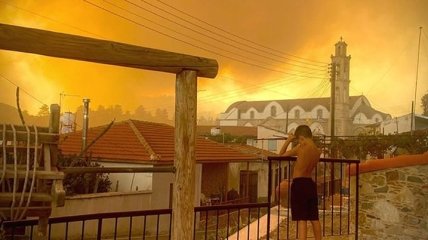Кипр объят огнем: на острове бушуют сильнейшие за последние десятилетия пожары (фото, видео)
