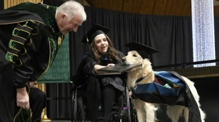 В США собака-поводырь получила диплом магистра (Видео) 
