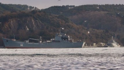 Российский десантный корабль заглох на полпути к Сирии 