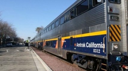В Калифорнии поезд надвое разрезал авто на переезде 