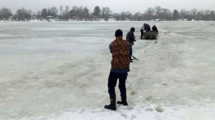 В Киевской области спасли рыбака, провалившегося под лед