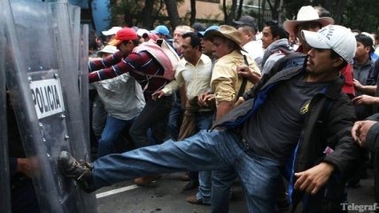 В Мехико полиция разогнала протестующих учителей