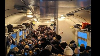 "Коронавирус не пролезет": сеть обсуждает фото из электрички Киев – Нежин