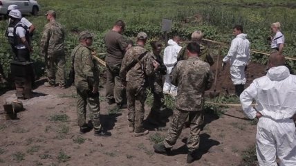 На Донбассе нашли два тела в форме с шевронами ВС РФ