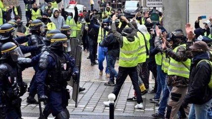 Протесты "желтых жилетов" в Париже: полиция задержала десятки человек 