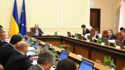 Премьер-министр обсудит с Порошенко повышение минимальной зарплаты