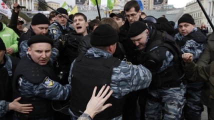 Под Украинским Домом - столкновения "Беркута" с защитниками языка 