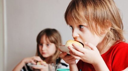 Не хочет, не нужно: почему не стоит заставлять детей доедать до конца