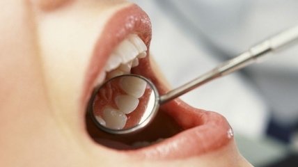 Какие факторы вызывают пожелтение зубов