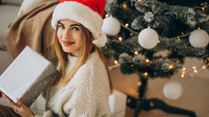 Девушка получает подарок