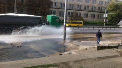 В Киеве затопило проспект Победы