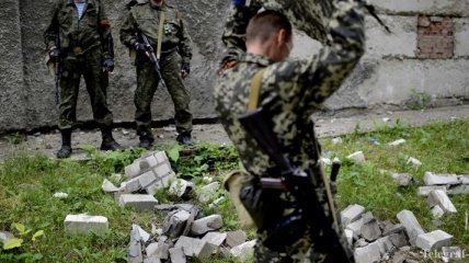 Боевики, прикрываясь мирными людьми, ворвались в в\ч в Луганске