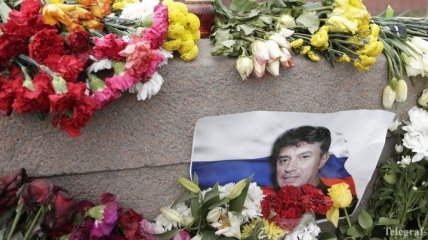 В мэрии Москвы говорят, что не убирала цветы с места гибели Немцова