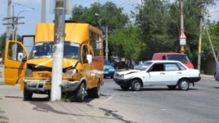 Луганск: маршрутка столкнулась с легковым авто (Фото)