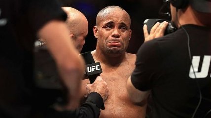 Чемпион UFC Кормье решил отдать титул, чтобы его не потерять