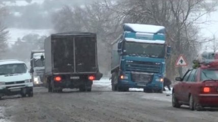 Сотрудники ГСЧС освободили из снежных заносов более ста машин