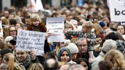 Тысячи учителей вышли на акции протеста в Нидерландах 