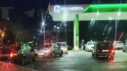 Росіяни заправляють машини, щоб поїхати подалі від кордону з Україною