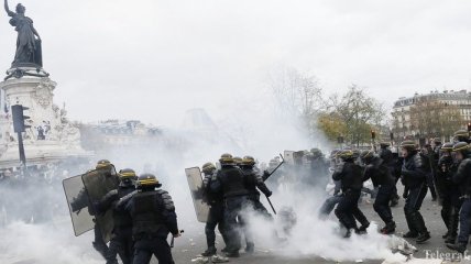 В Париже полиция применила слезоточивый газ против демонстрантов  