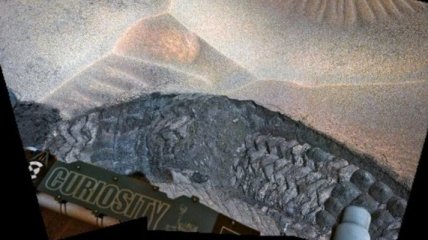 Curiosity изучает загадочный темный песок на Марсе