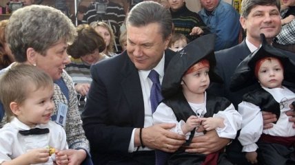 Янукович: В Украине очередь на усыновление сирот